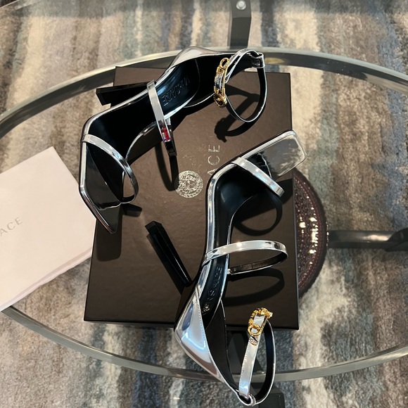 Brand New Versace Sandals Size 39. Comes with Box and Dust Bag. - Picture 5 of 8